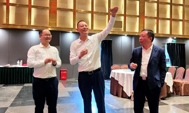 禮贊勞動(dòng)者——天馬玻璃隆重舉行2021 年勞動(dòng)競賽、專利獲得者表彰大會(huì)(圖1)